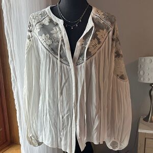 Gimmicks by BKE Cream Floral Lace Blouse